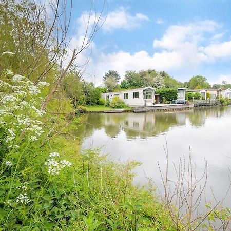 Fantastic Villa In Ooltgensplaat With Jetty エクステリア 写真