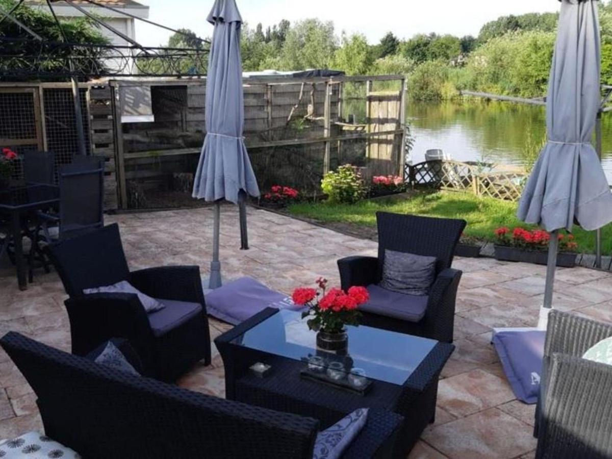 Fantastic Villa In Ooltgensplaat With Jetty エクステリア 写真
