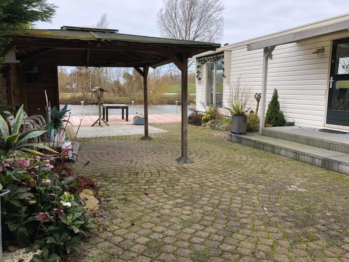 Fantastic Villa In Ooltgensplaat With Jetty エクステリア 写真