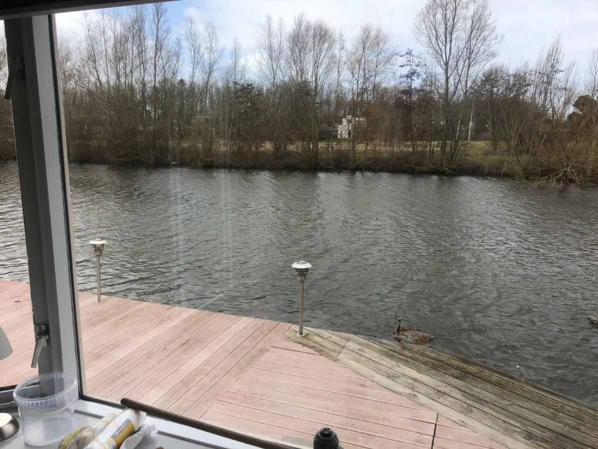 Fantastic Villa In Ooltgensplaat With Jetty エクステリア 写真