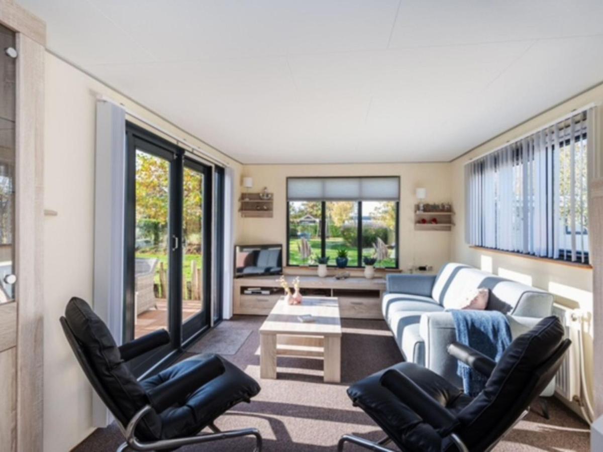 Fantastic Villa In Ooltgensplaat With Jetty エクステリア 写真