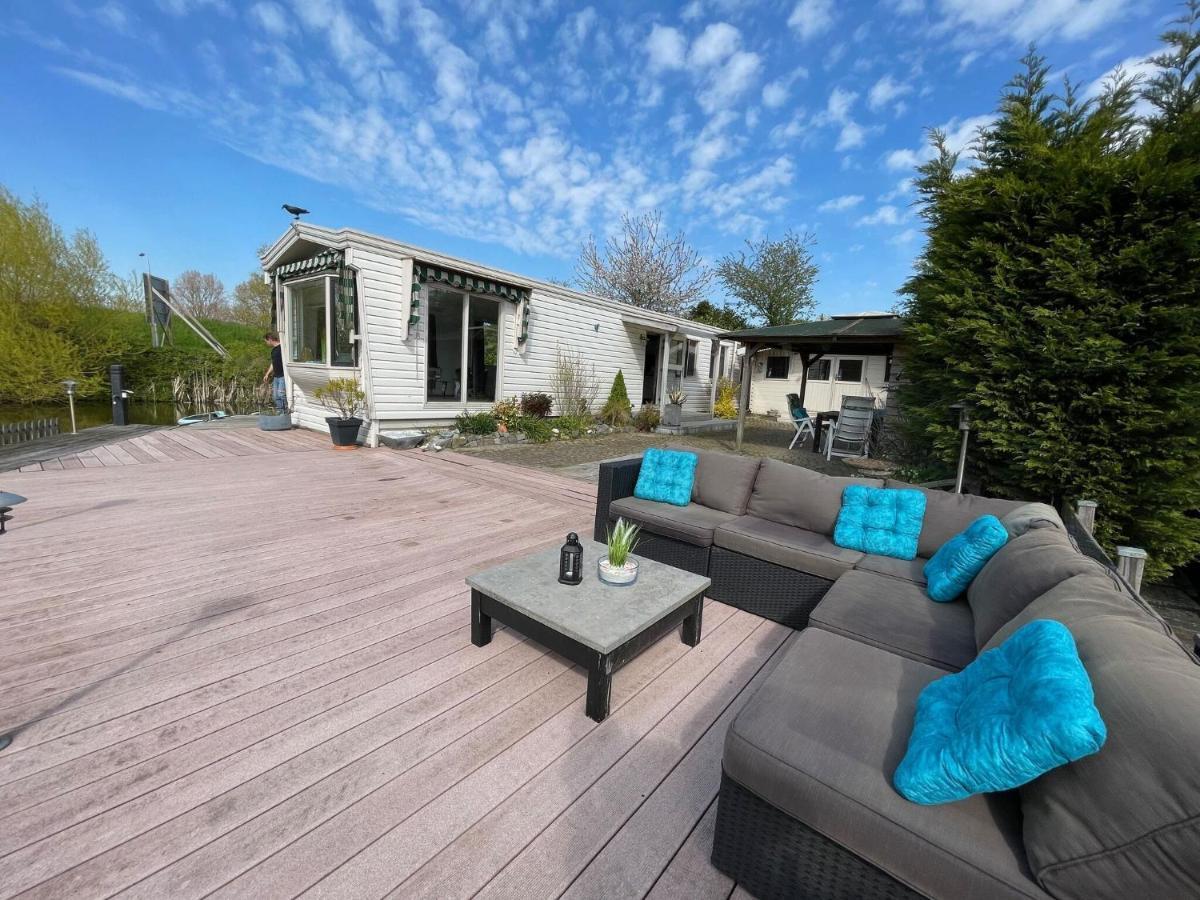 Fantastic Villa In Ooltgensplaat With Jetty エクステリア 写真