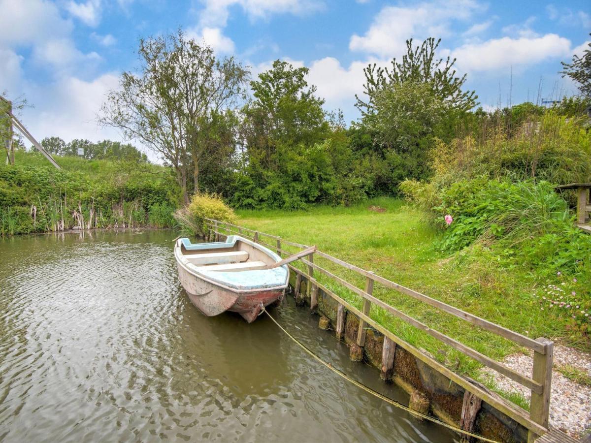 Fantastic Villa In Ooltgensplaat With Jetty エクステリア 写真