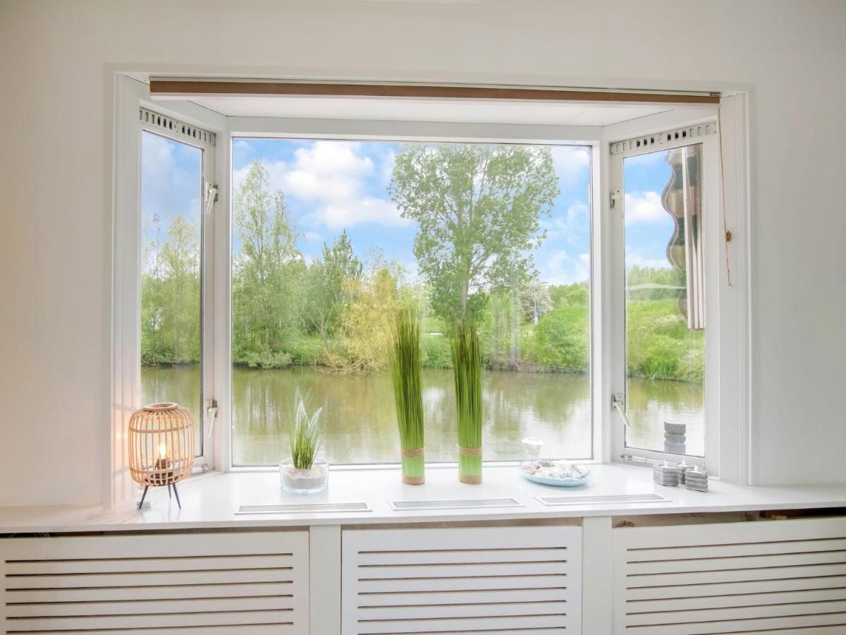 Fantastic Villa In Ooltgensplaat With Jetty エクステリア 写真