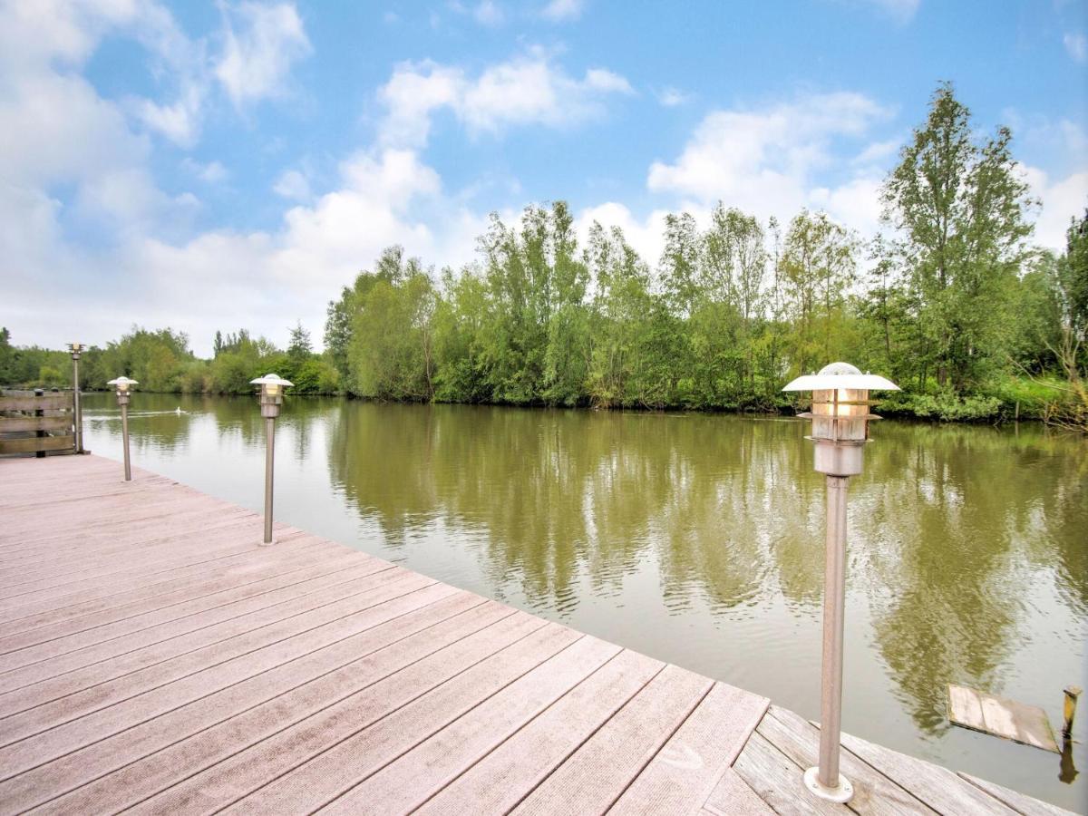 Fantastic Villa In Ooltgensplaat With Jetty エクステリア 写真