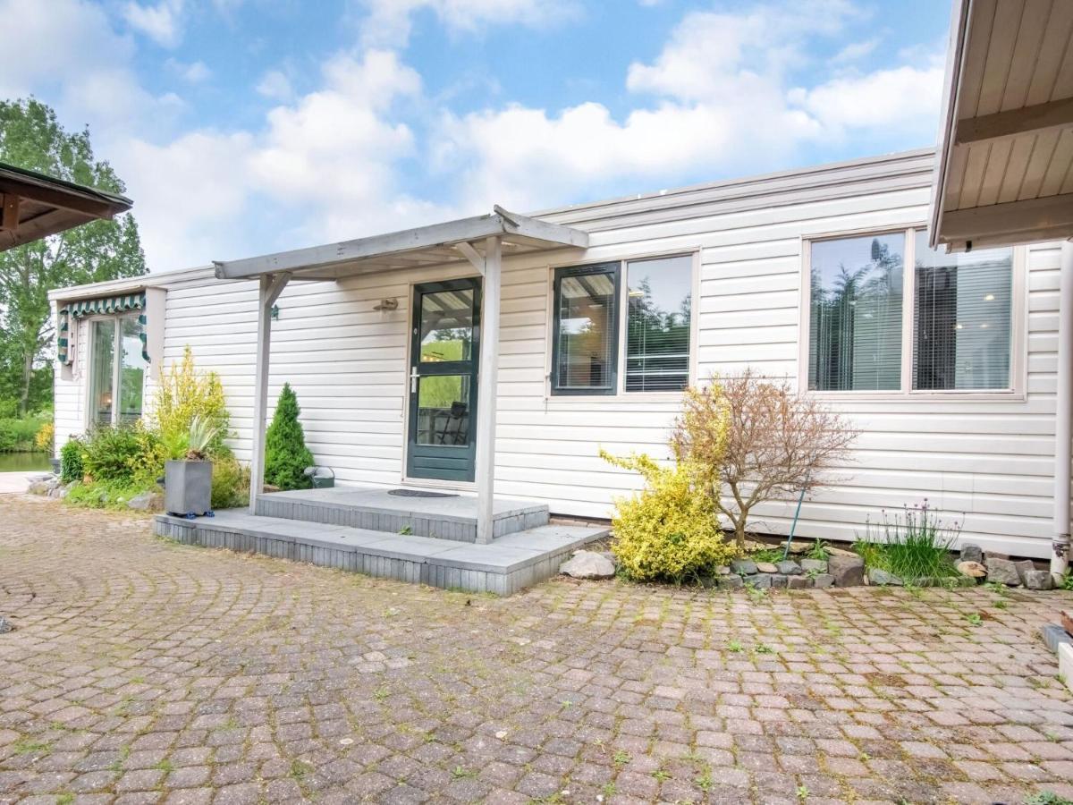 Fantastic Villa In Ooltgensplaat With Jetty エクステリア 写真