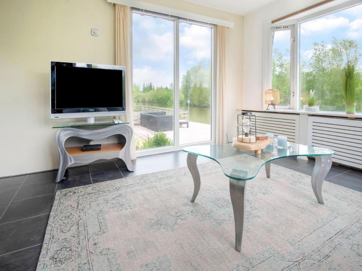 Fantastic Villa In Ooltgensplaat With Jetty エクステリア 写真