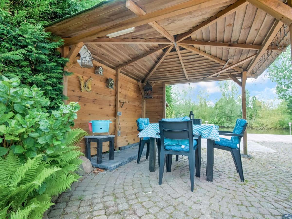 Fantastic Villa In Ooltgensplaat With Jetty エクステリア 写真