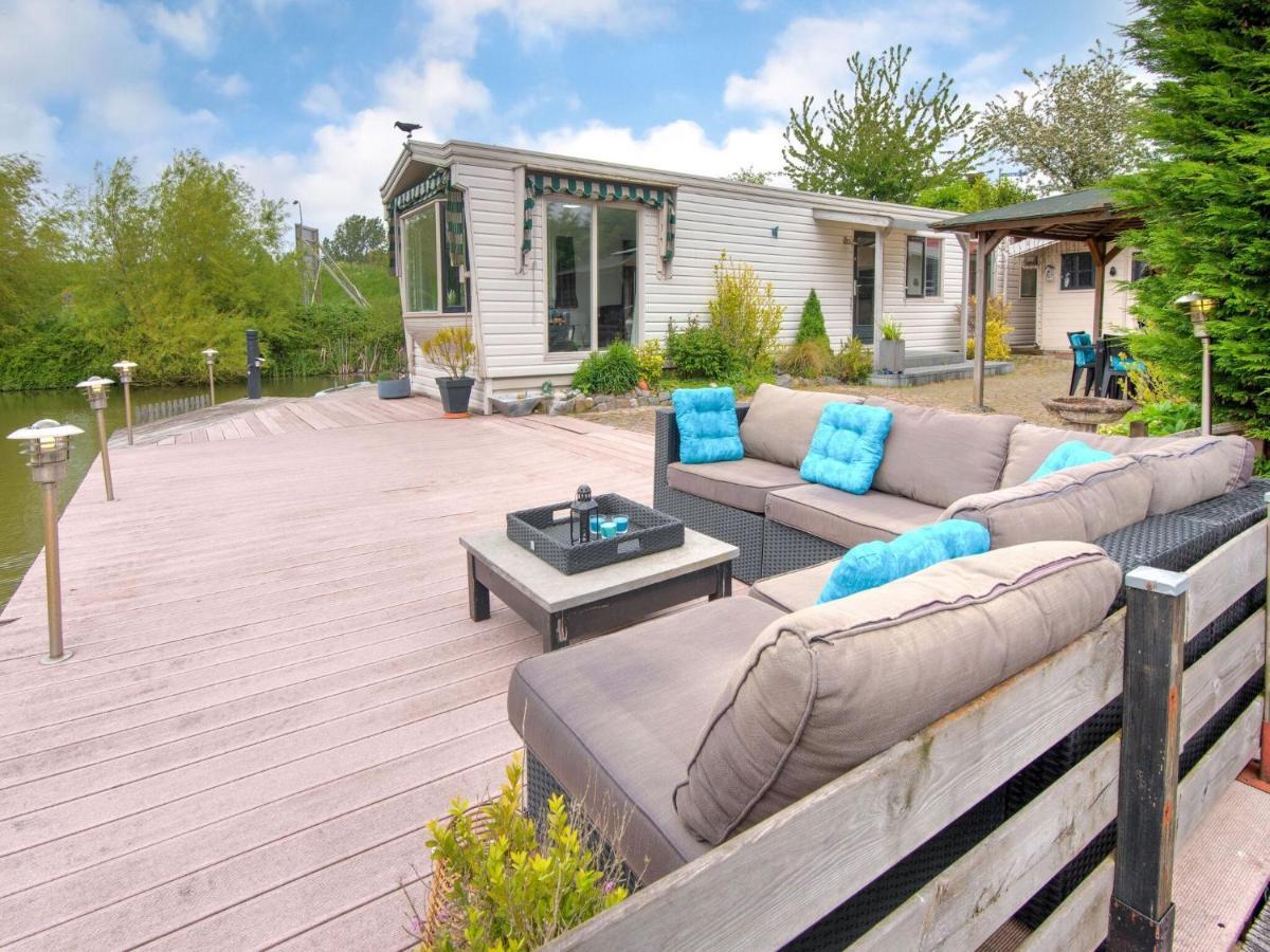 Fantastic Villa In Ooltgensplaat With Jetty エクステリア 写真