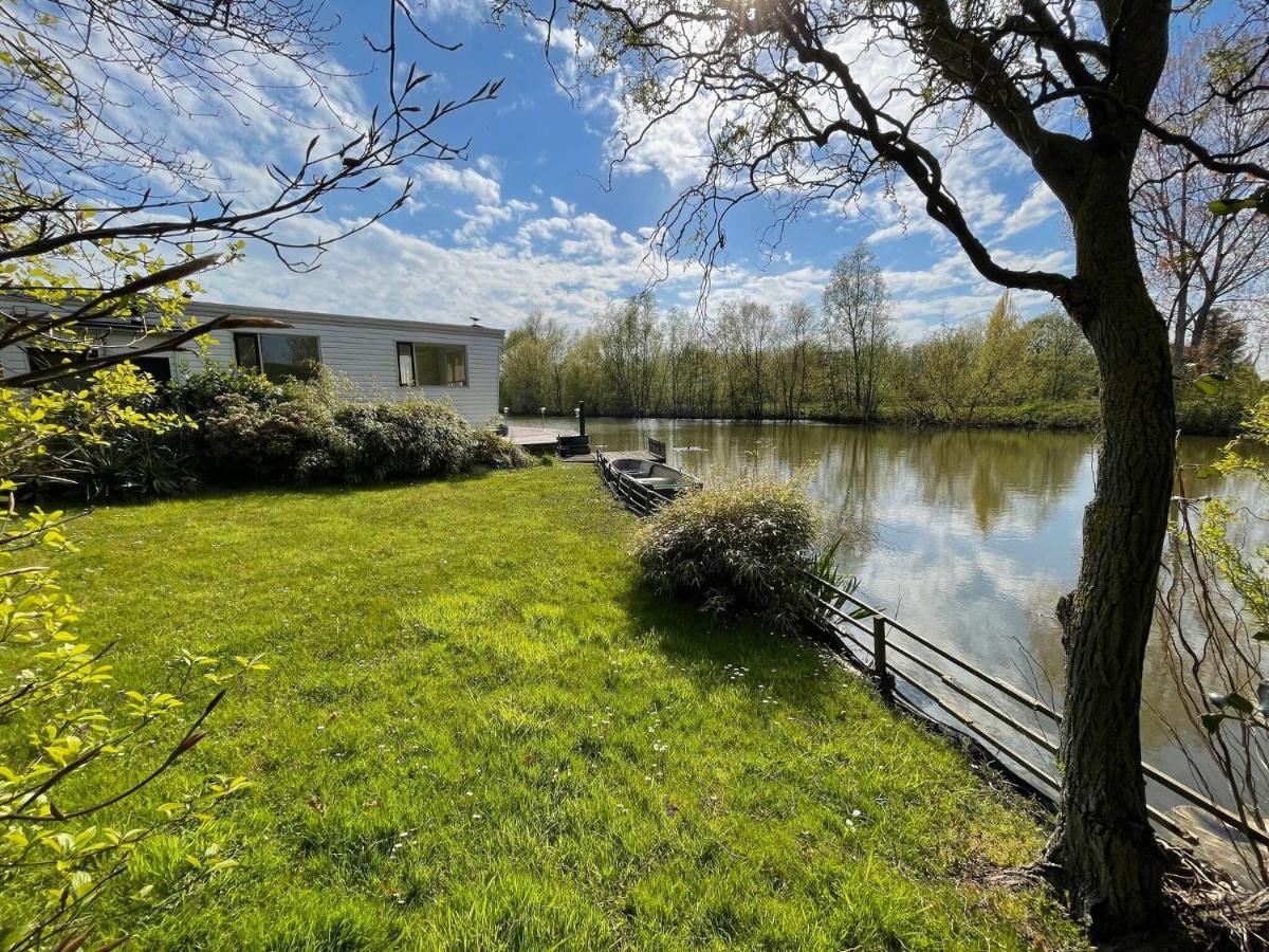 Fantastic Villa In Ooltgensplaat With Jetty エクステリア 写真
