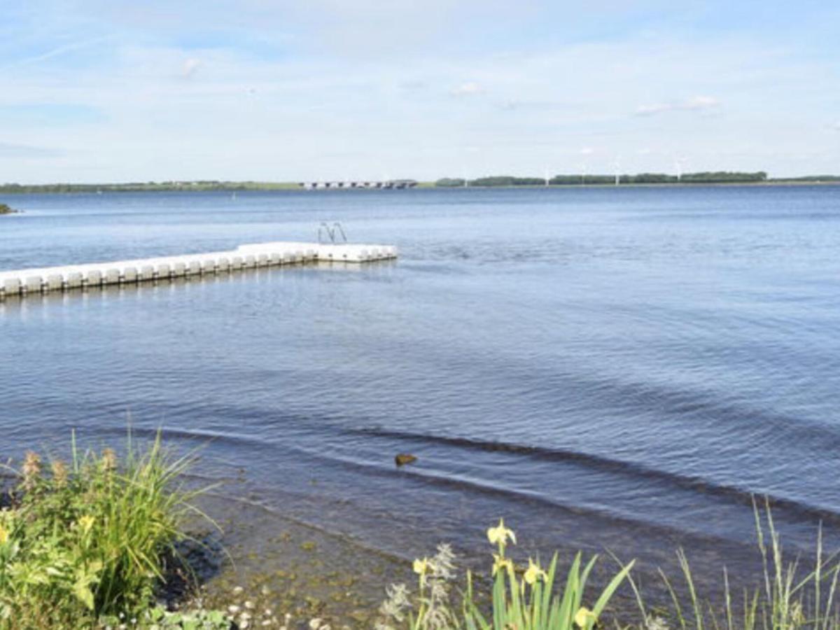 Fantastic Villa In Ooltgensplaat With Jetty エクステリア 写真