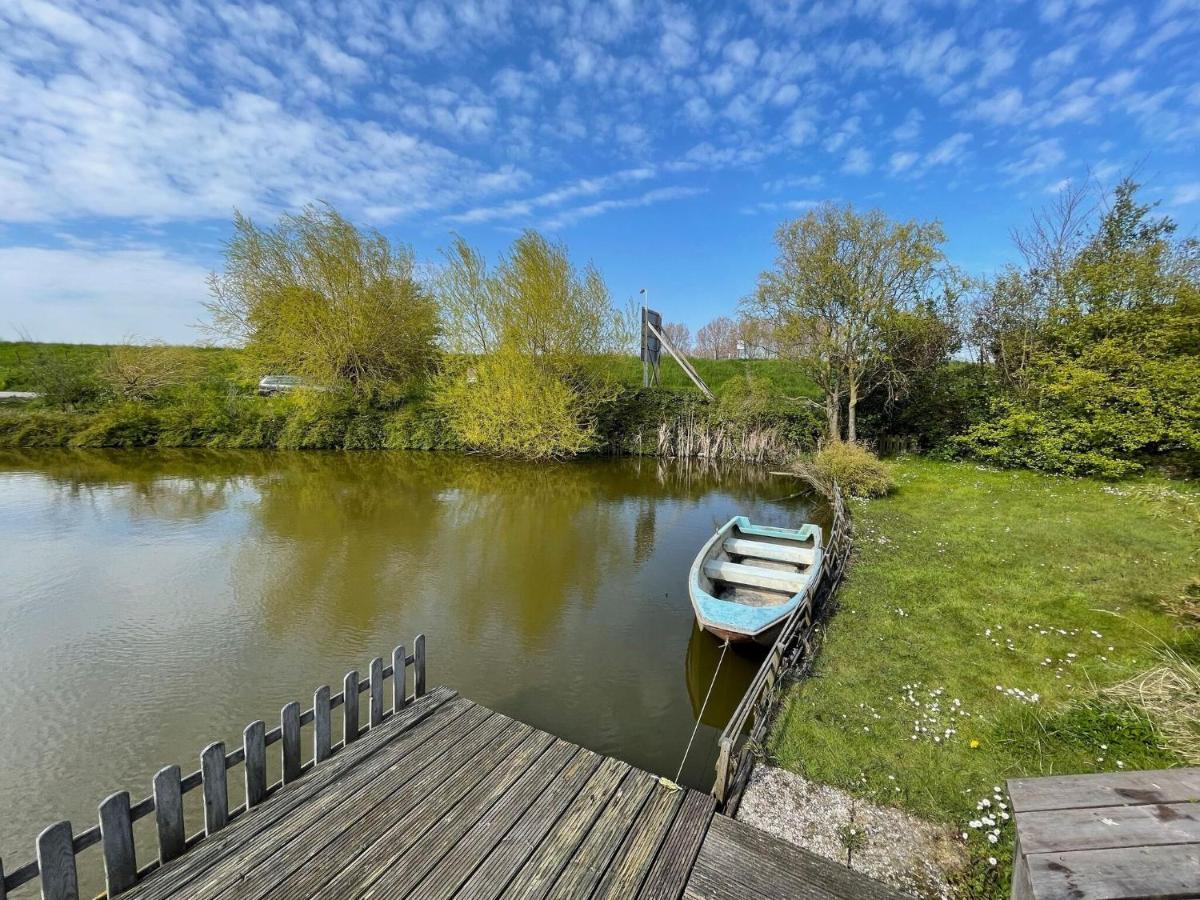 Fantastic Villa In Ooltgensplaat With Jetty エクステリア 写真