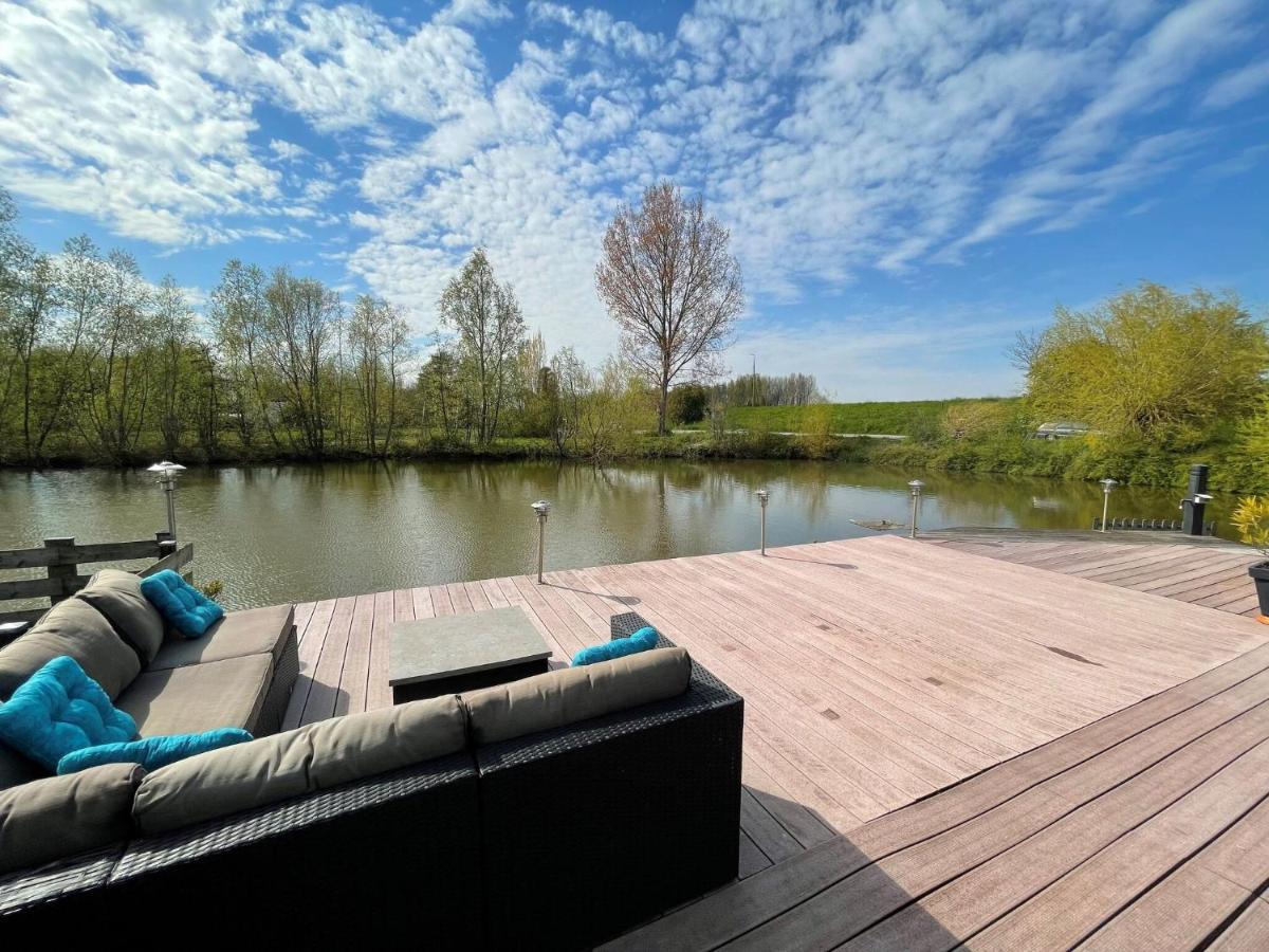 Fantastic Villa In Ooltgensplaat With Jetty エクステリア 写真