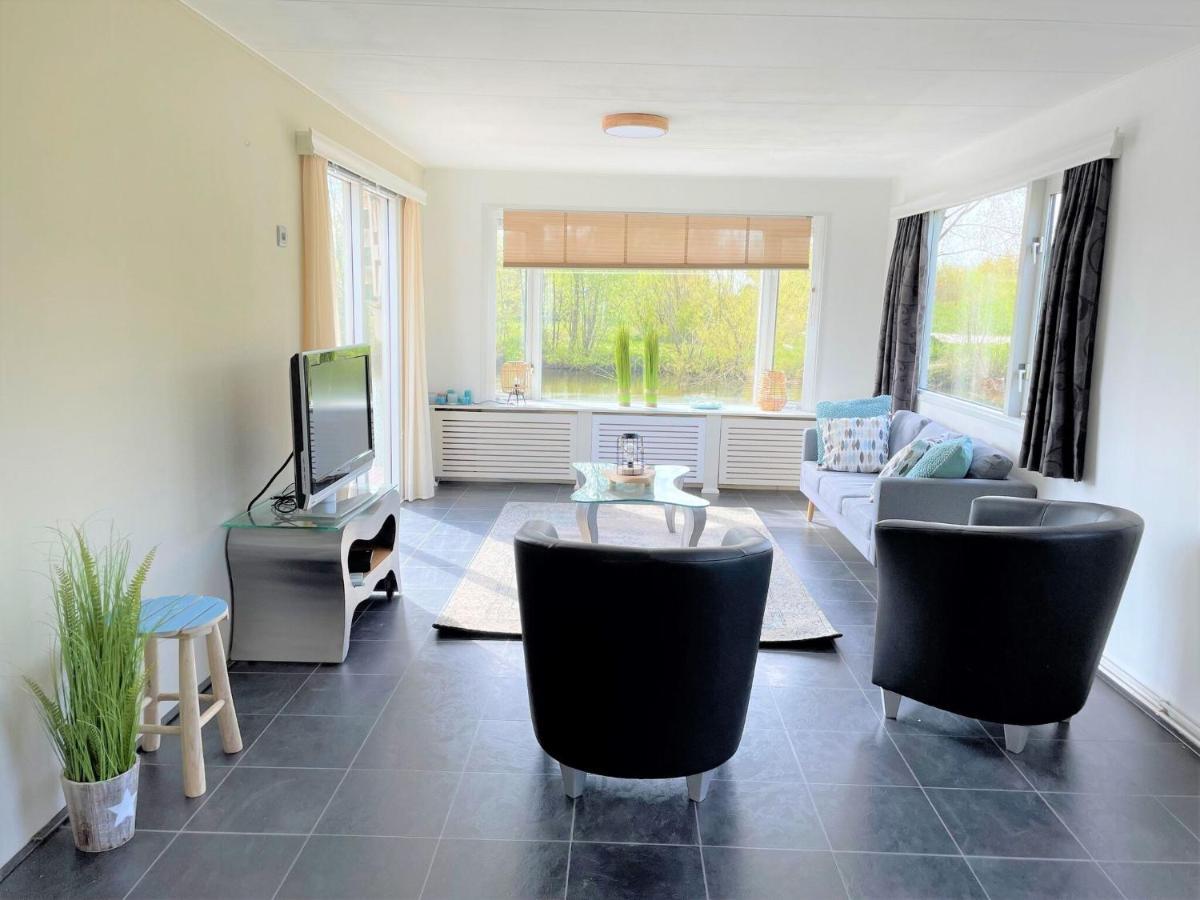 Fantastic Villa In Ooltgensplaat With Jetty エクステリア 写真