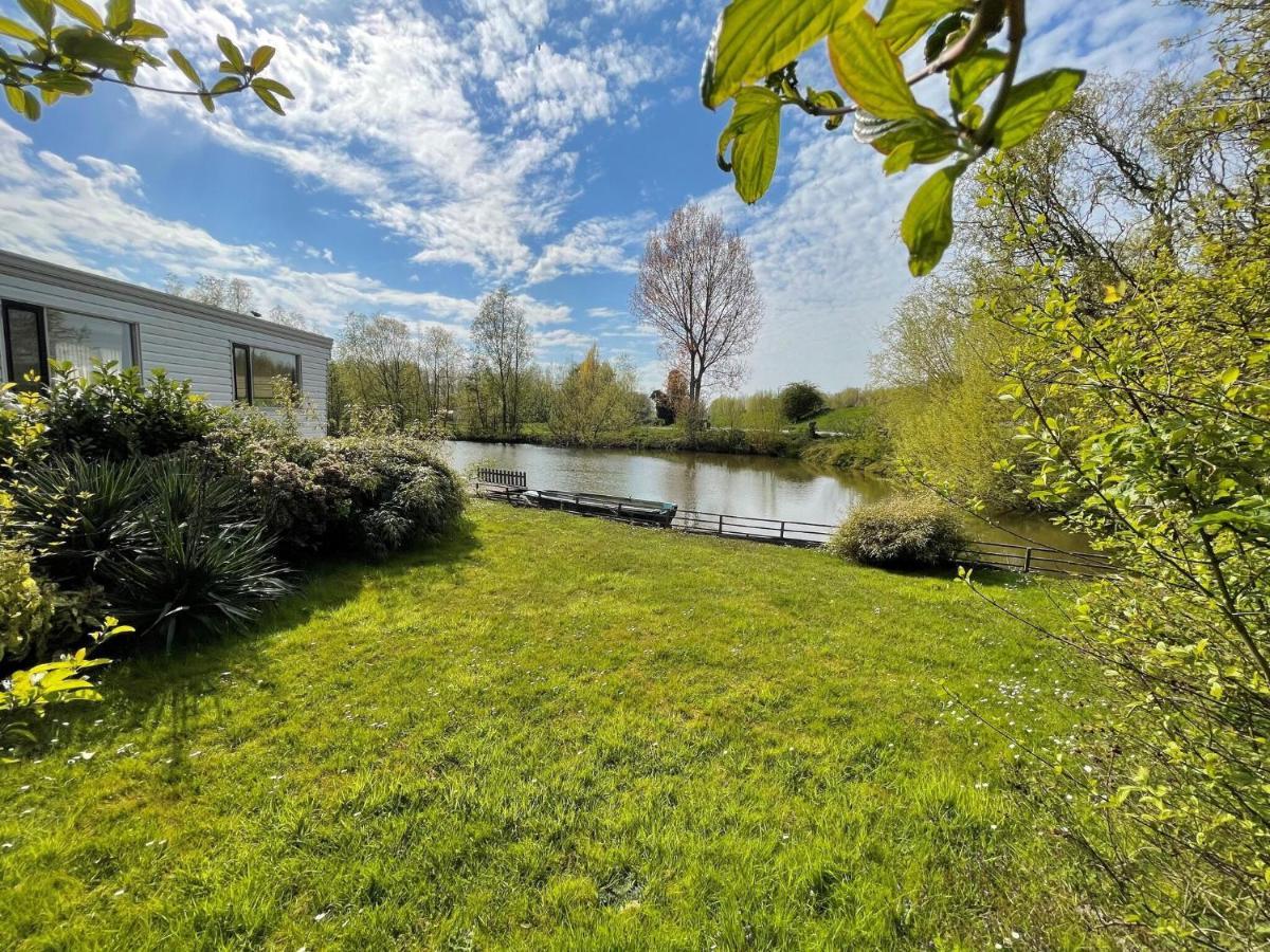 Fantastic Villa In Ooltgensplaat With Jetty エクステリア 写真